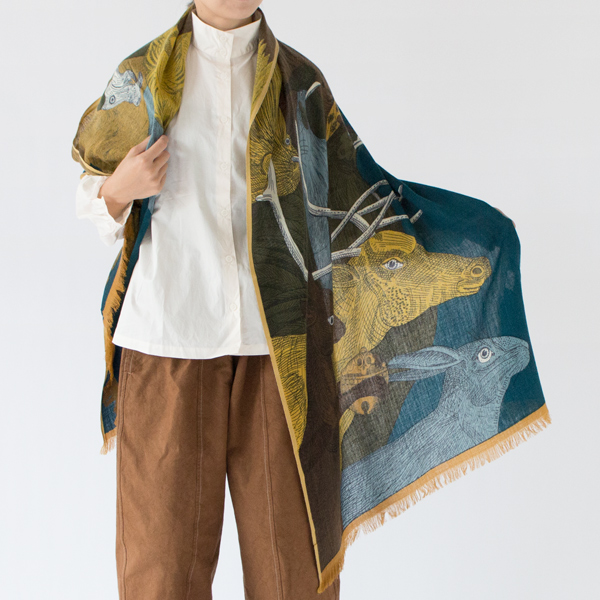 透け感のあるしなやかな生地(BLUE・身長163cm)