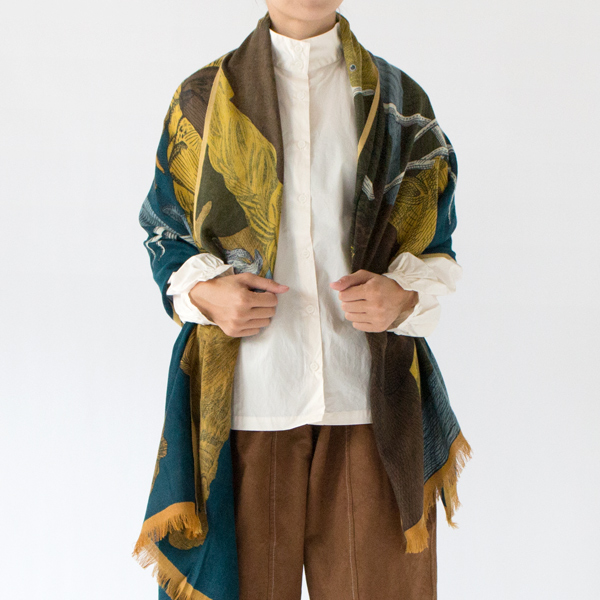 ショールのように広げて使える大判ストールです(BLUE)