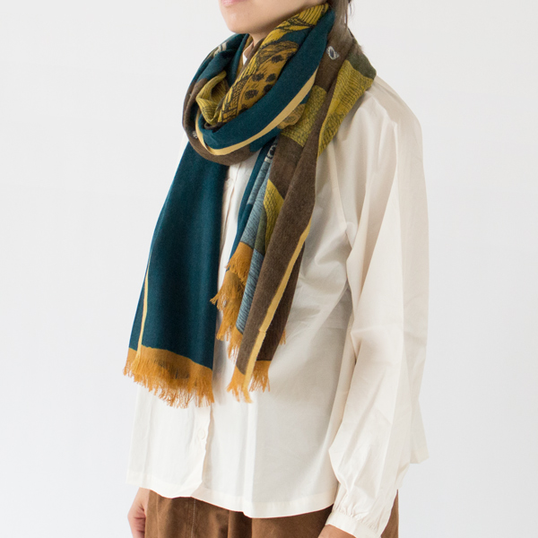 ざっくりと首元に巻いても美しいカラーバランス(BLUE)