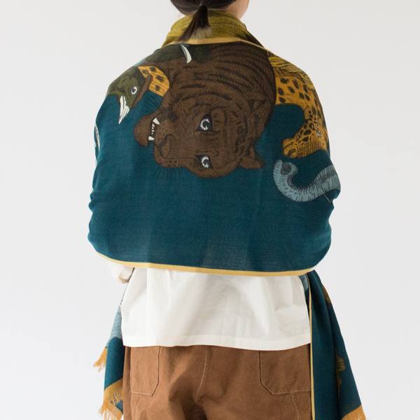 ショールのように広げて使える大判ストールです(BLUE)