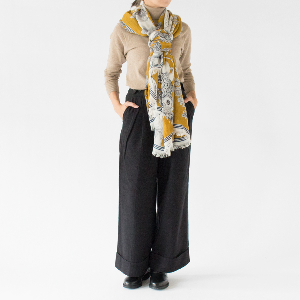 ストールの長さを生かしスラリと縦長に見せることも(GOLDEN BROWN・身長163cm)