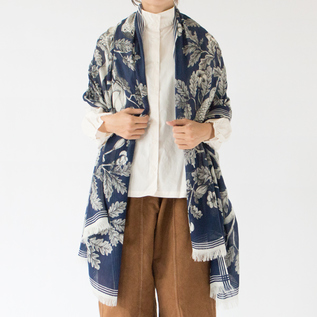 ショールのように広げて使える大判ストールです(NAVY・身長163cm) ショールのように広げて使える大判ストールです(NAVY・身長163cm)