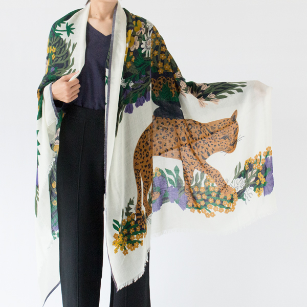 透け感のあるしなやかな生地(FOREST・身長163cm) 透け感のあるしなやかな生地(FOREST・身長163cm)