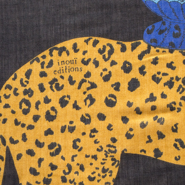 コーディネートのアクセントになるレオパード模様の中にINOUI EDITIONSのサインが(BLUE) コーディネートのアクセントになるレオパード模様の中にINOUI EDITIONSのサインが(BLUE)