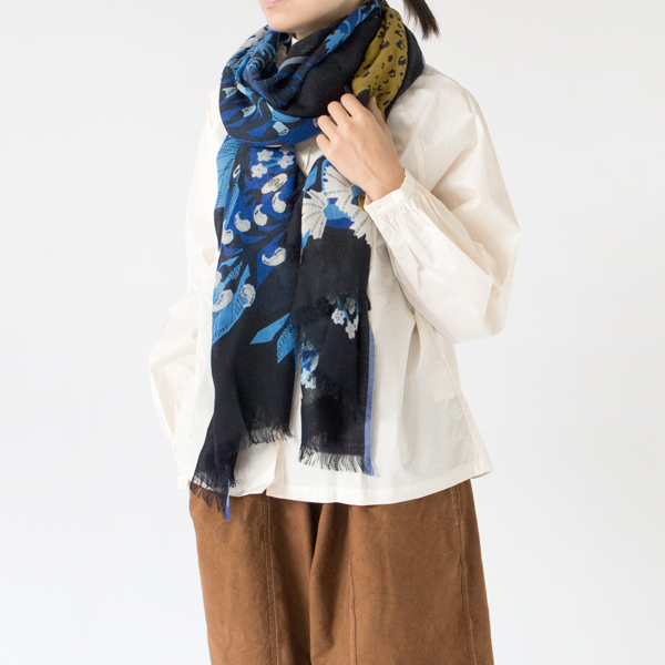 ブルーの花々の中に見えるレオパード柄がさりげないアクセントに(BLUE) ブルーの花々の中に見えるレオパード柄がさりげないアクセントに(BLUE)