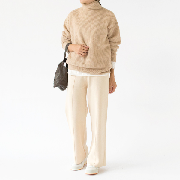 お出かけ着としてもコーディネートしたいパンツです(OFFWHITE-M、身長162cm)
