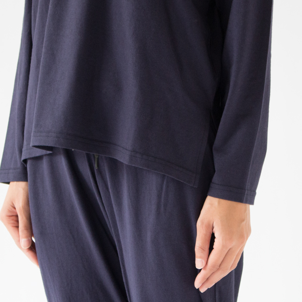 優しく体に沿うシルエットです(NAVY)