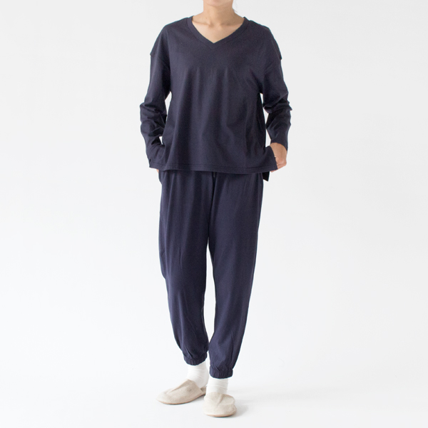 ラウンジパンツとのセットアップもおすすめ(NAVY-M、身長162cm)
