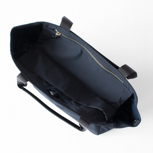 吊りポケットは、バッグの中身を隠すフラップの役割を果たしてくれます(DARK NAVY)