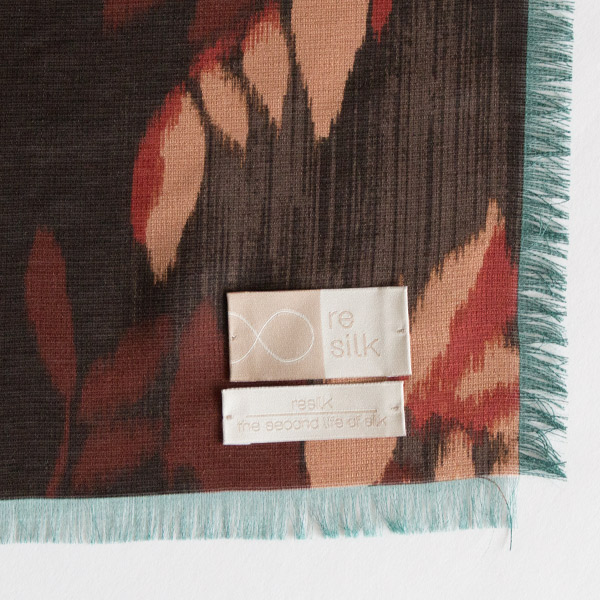 リサイクルシルクを使った環境に優しいスカーフ