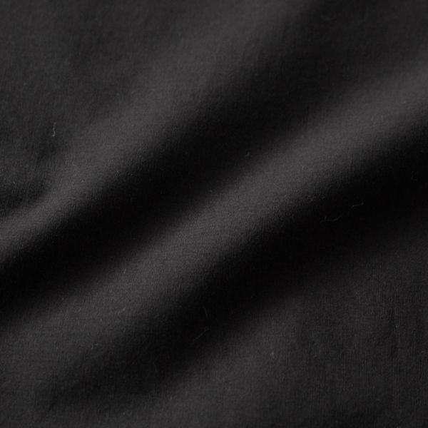 インナー感のない上品な光沢と滑らかな肌触り(BLACK)