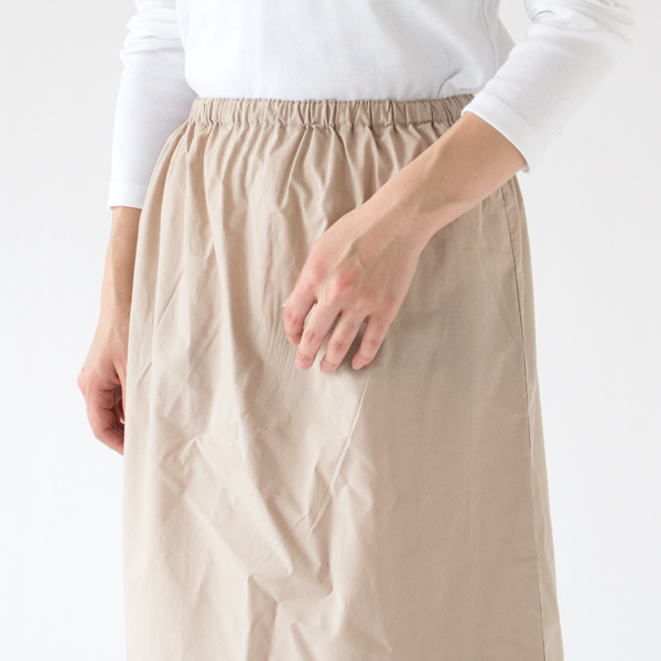 腰回りのボリュームを抑えて、スカートのシルエットを崩さないようにデザイン(BEIGE)