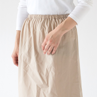 腰回りのボリュームを抑えて、スカートのシルエットを崩さないようにデザイン(BEIGE) 腰回りのボリュームを抑えて、スカートのシルエットを崩さないようにデザイン(BEIGE)