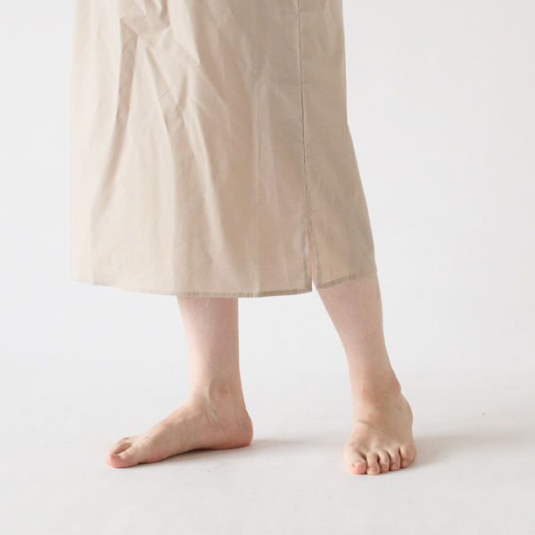 スリット入りで快適な穿き心地(BEIGE)