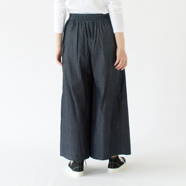 BLUE、身長162cm BLUE、身長162cm