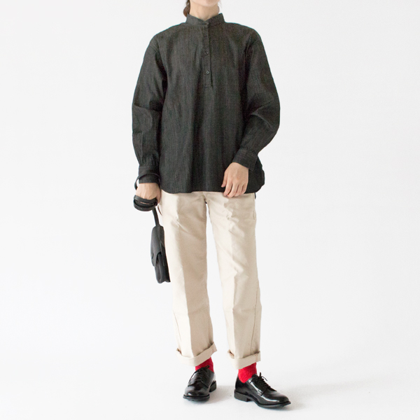 一枚でさらりと着ても主役になるシャツです(BLACK、身長162cm)
