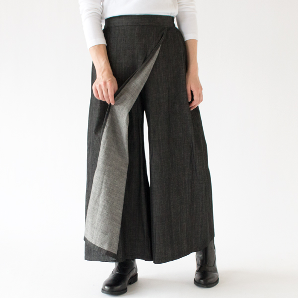 正面はスカートのように見えるワイドパンツ(BLACK) 正面はスカートのように見えるワイドパンツ(BLACK)