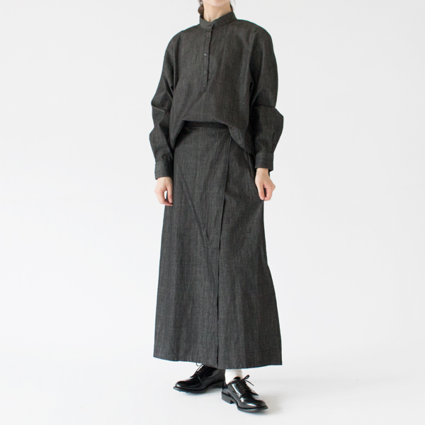 同じ素材のデニムシャツとセットアップで着るのもおすすめ(BLACK、身長162cm) 同じ素材のデニムシャツとセットアップで着るのもおすすめ(BLACK、身長162cm)