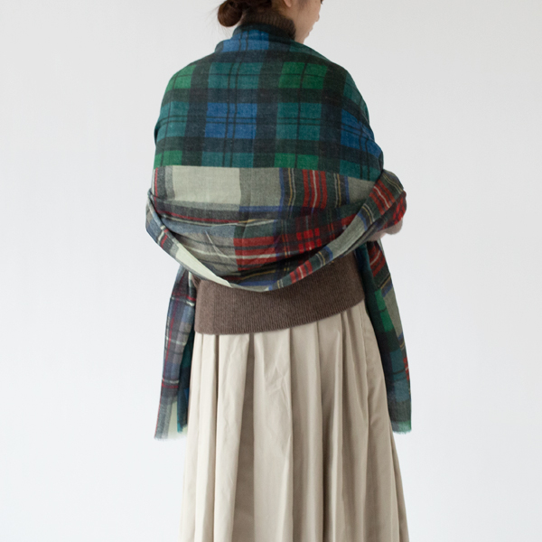 大判なので羽織りとしてもおすすめ(GREEN・身長162cm)