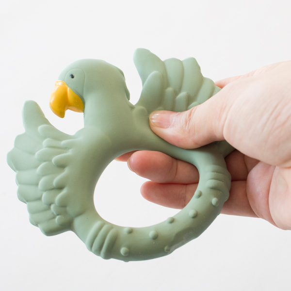 程よく柔らかいので歯固めとして最適です(PARROT LIGHT GREEN)