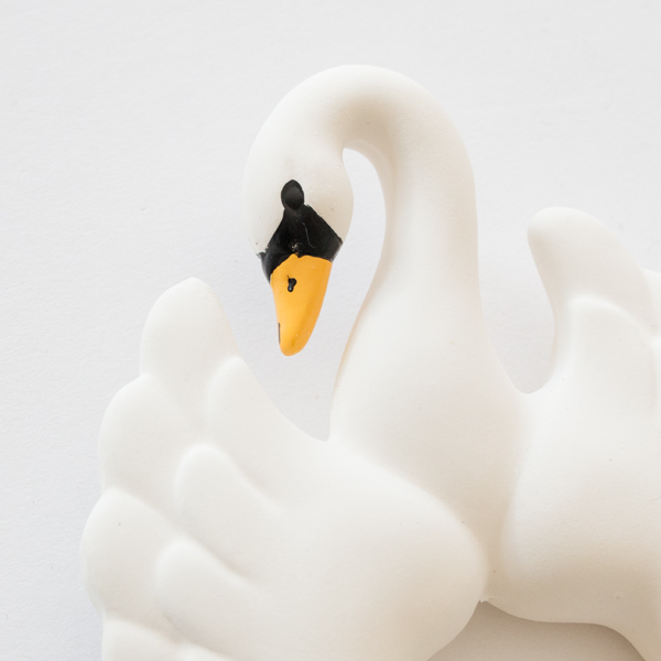 職人の手で丁寧にペインティングしています(SWAN)