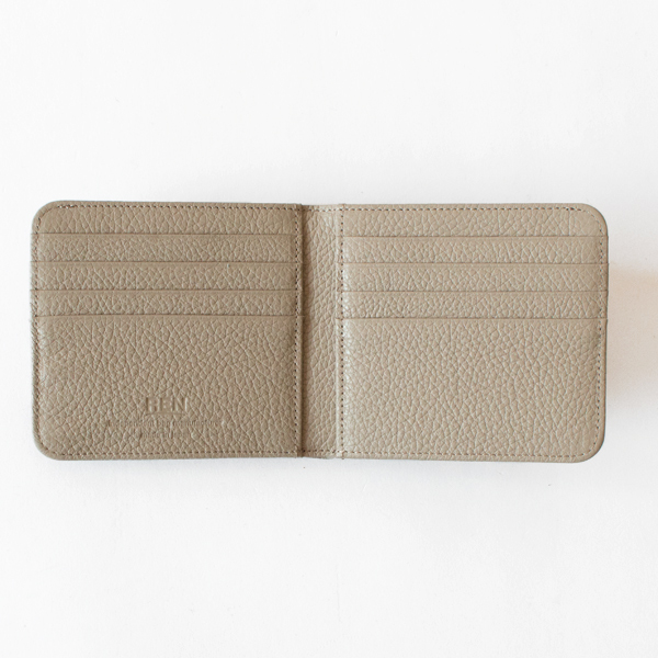 8枚カードが収納できます(ALMOND GRAY)