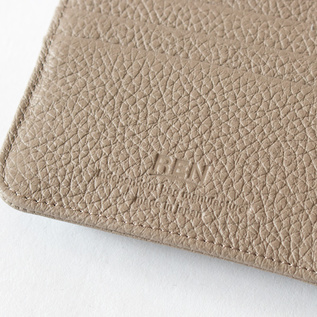 内側にはロゴの刻印(ALMOND GRAY) 内側にはロゴの刻印(ALMOND GRAY)