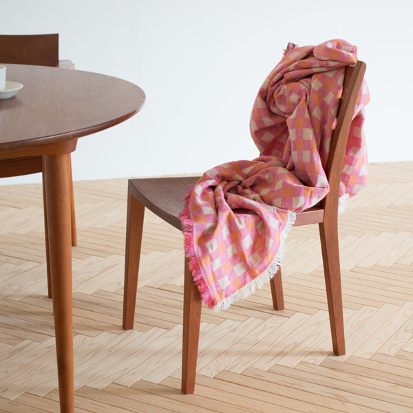 折りたたんで膝掛けしても使えるサイズ感(PINK)