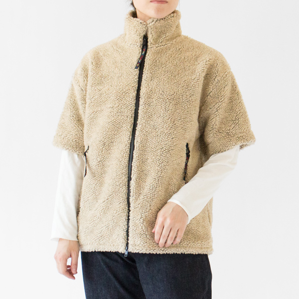 フロントはダブルジップ仕様で、上下どちらからでも開閉可能です（Cashmere）