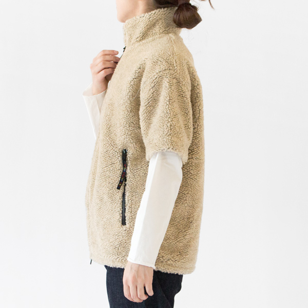 背中や腰回りをしっかり温めてくれるデザイン（Cashmere）