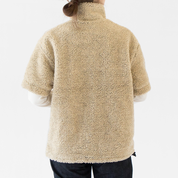 背中や腰回りをしっかり温めてくれるデザイン（Cashmere）