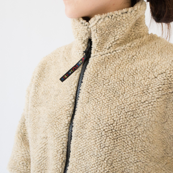 ファスナーを締めるとハイネック仕様に（Cashmere）