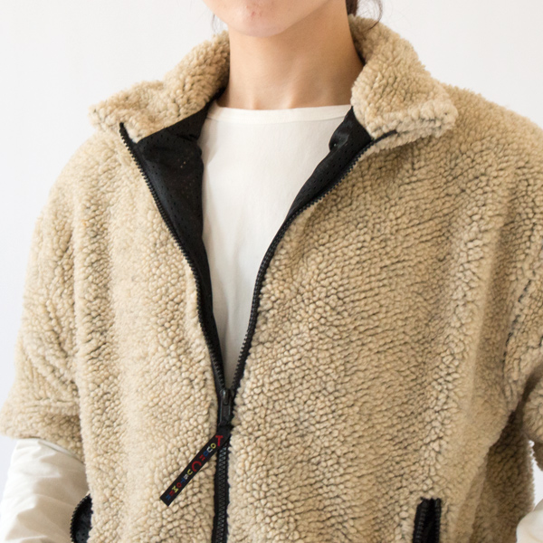 襟元を広げるとすっきりとした印象に（Cashmere）