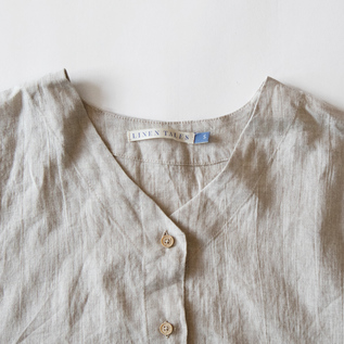 ノーカラーのVネックで、首元にはLINEN TALESのタグが付いています ノーカラーのVネックで、首元にはLINEN TALESのタグが付いています