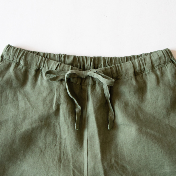 ウエストの紐で腰回りのサイズ調整ができます ウエストの紐で腰回りのサイズ調整ができます