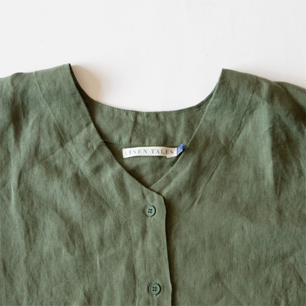 ノーカラーのVネックで、首元にはLINEN TALESのタグが付いています ノーカラーのVネックで、首元にはLINEN TALESのタグが付いています