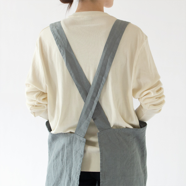腰紐で締め付けることなくゆったりと着れるデザイン(BLUE FOG・身長162cm)