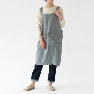 やわらかく仕上げられたリネンで、肌馴染みの良いカラー(BLUE FOG・身長162cm) やわらかく仕上げられたリネンで、肌馴染みの良いカラー(BLUE FOG・身長162cm)