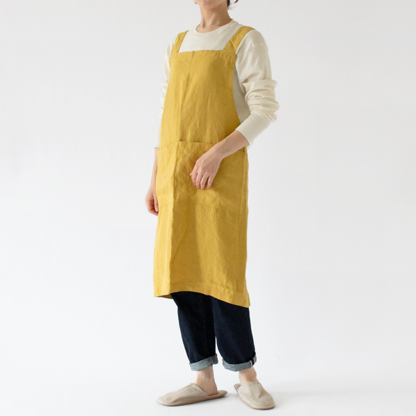 やわらかく仕上げられたリネンで、肌馴染みの良いカラー(LEMON CURRY・身長162cm)