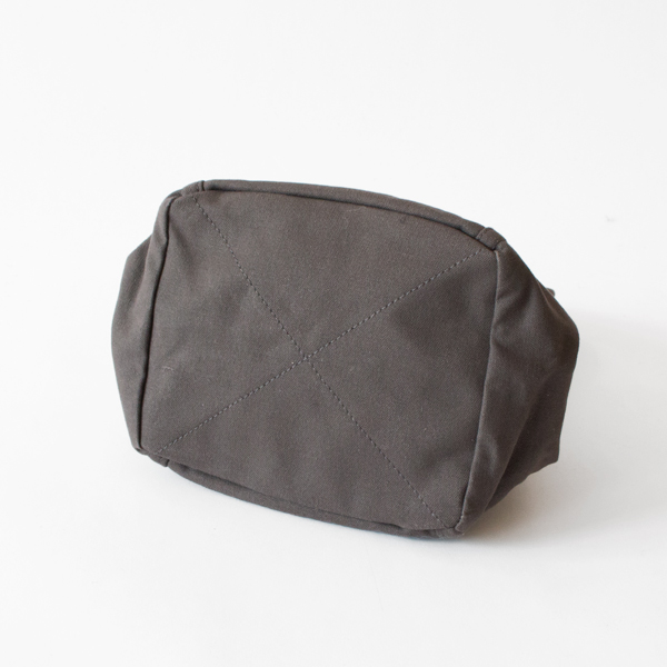 底面にはステッチが施されています(CHARCOAL GRAY)