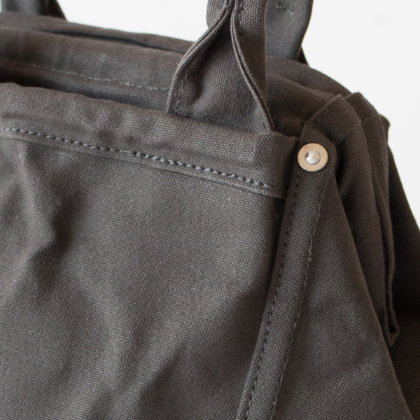 手打ちの打ち抜きリベットを使用(CHARCOAL GRAY)