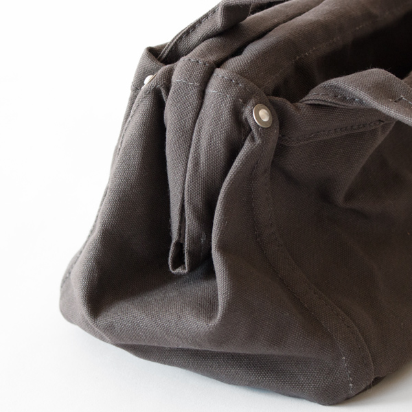 真鍮の口金が使用されており、ガバっと開くので荷物の出し入れがスムーズ(CHARCOAL GRAY)