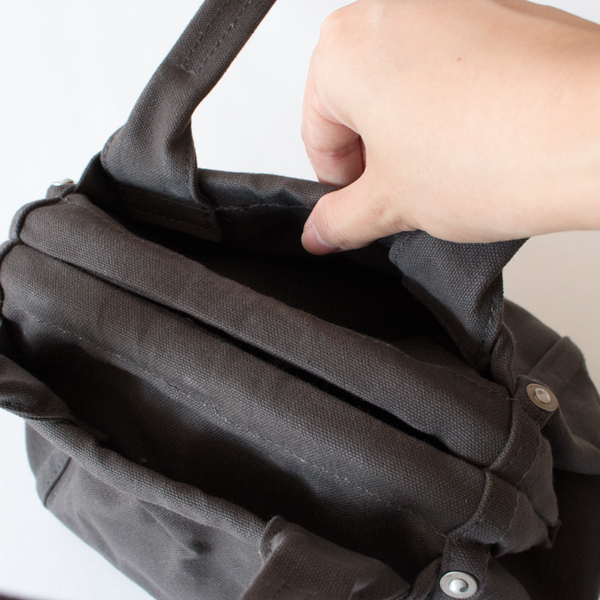 真鍮の口金が使用されており、ガバっと開くので荷物の出し入れがスムーズ(CHARCOAL GRAY)