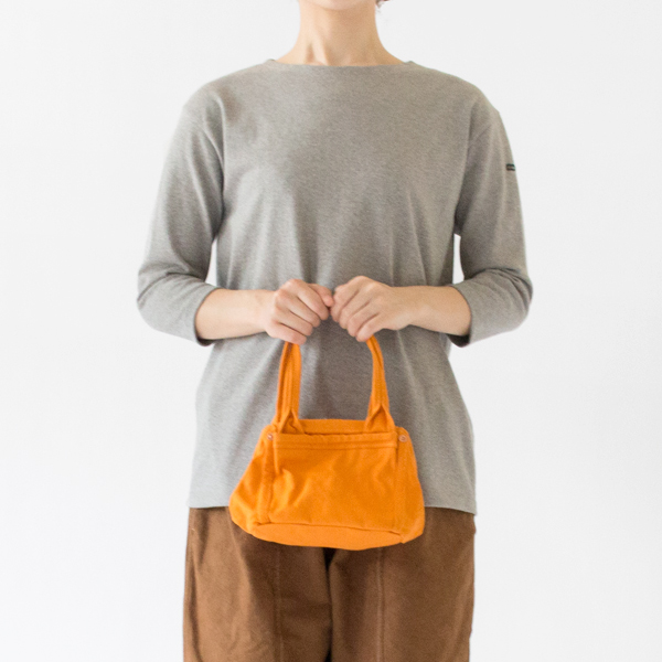 最低限の必需品の持ち歩きくのにちょうどよいサイズ(ORANGE)