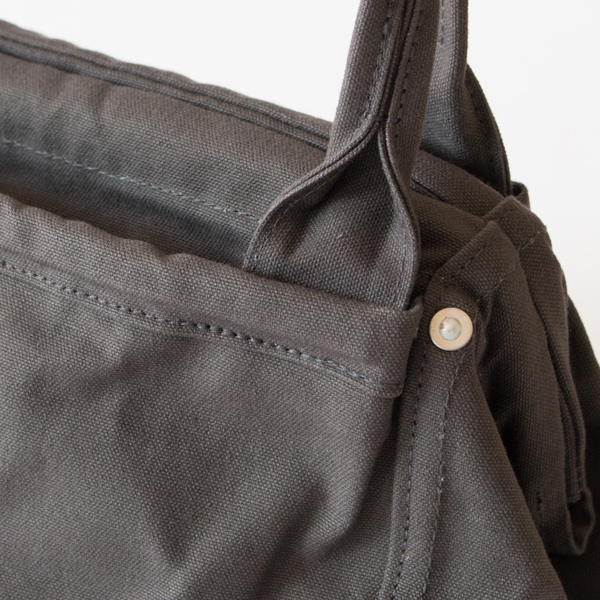 手打ちの打ち抜きリベットを使用(CHARCOAL GRAY)