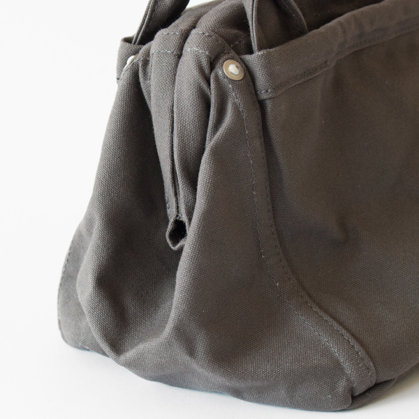 真鍮の口金が使用されており、ガバっと開くので荷物の出し入れがスムーズ(CHARCOAL GRAY)