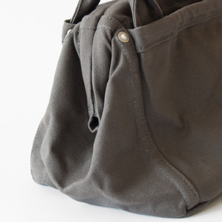 真鍮の口金が使用されており、ガバっと開くので荷物の出し入れがスムーズ(CHARCOAL GRAY) 真鍮の口金が使用されており、ガバっと開くので荷物の出し入れがスムーズ(CHARCOAL GRAY)