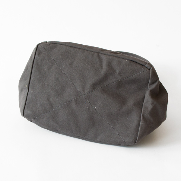 底面にはステッチが施されています(CHARCOAL GRAY)