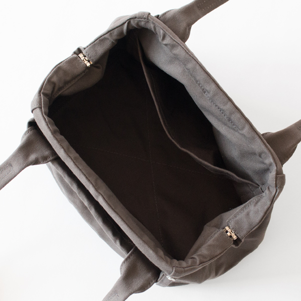 真鍮の口金が使用されており、ガバっと開くので荷物の出し入れがスムーズ(CHARCOAL GRAY)