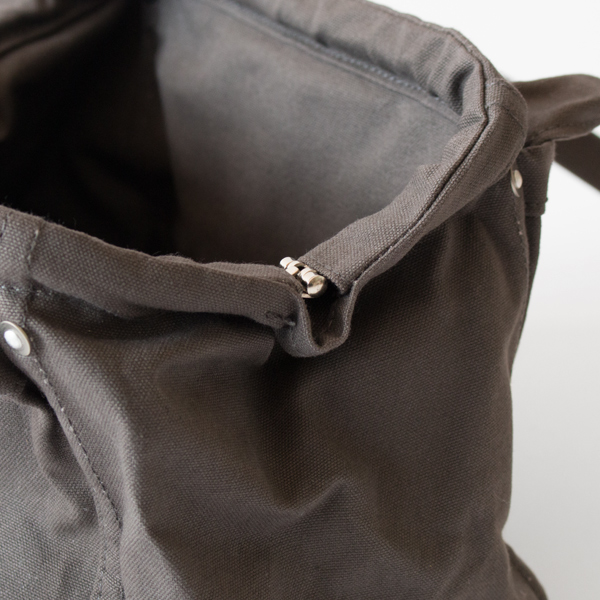 真鍮の口金が使用されており、ガバっと開くので荷物の出し入れがスムーズ(CHARCOAL GRAY)
